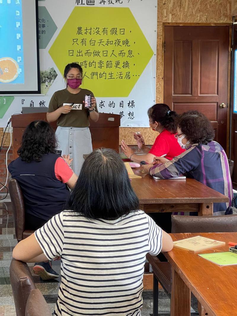 課程開始, 學員必須要找出自己的email 帳號, 也是費了一點小力氣, 因為都是子女們幫忙完成設定的. 