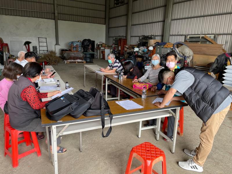 學員們都固定有在社區裡上課, 所以, 來到里長家上課, 大家也是很平常心. 課程中, 大家有把想要學會的, 不會的都提出來, 希望透過課程的引導來解決大家的問題.