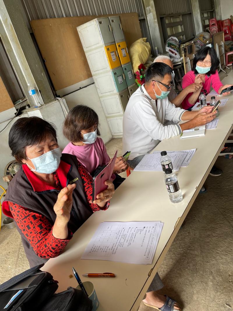 學員之間, 本身就熟識, 所以很容易互相教導起來, 讓自己更跟得上課程內容及進度. 