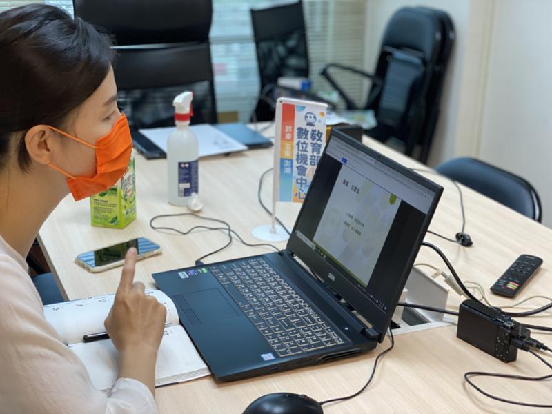 簡報技巧課程教材是去年度期末訪視簡報為範例，就說與做、如何聚焦重點、貫串主題。