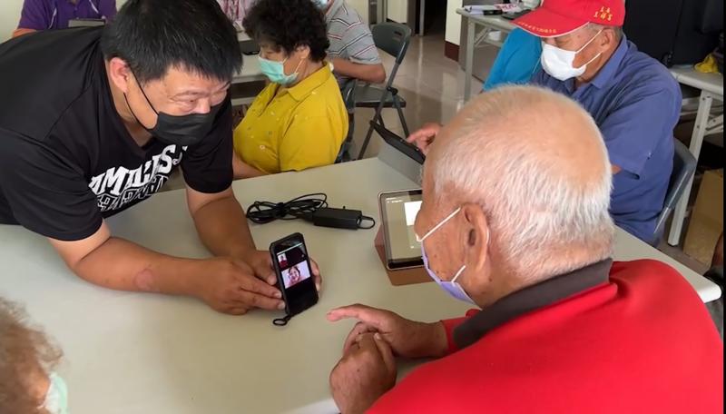 講師實際操作line讓學員和在宜蘭的朋友視訊聊天