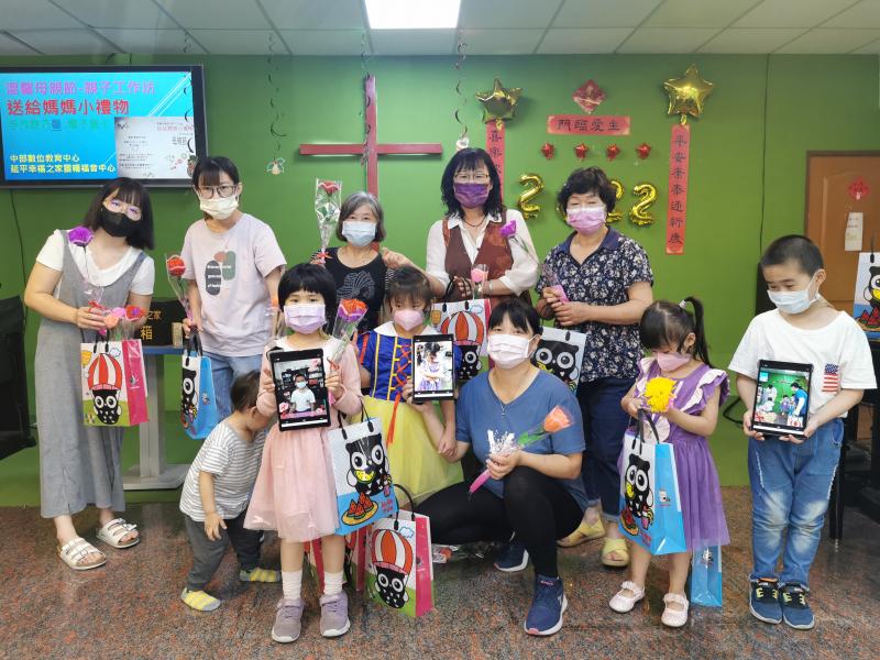 鹿谷DOC與教會合作，提供平板課程來做教學，並結合時下母親節日，邀請家長一同來參與親子共學