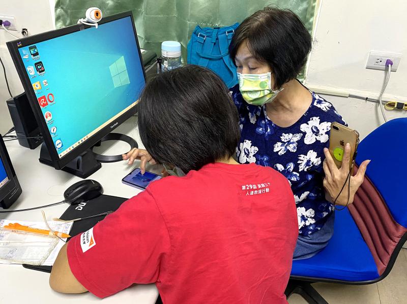 學員相互指導Google應用程式使用步驟