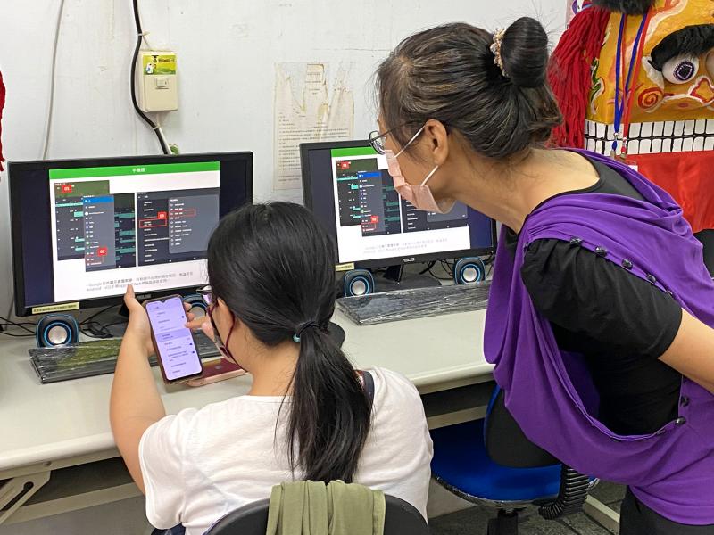 學員相互討論Google應用程式操作步驟