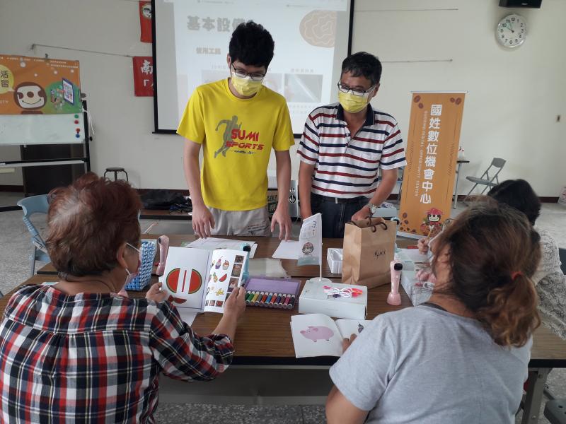 學員分組討論想要做什麼作品