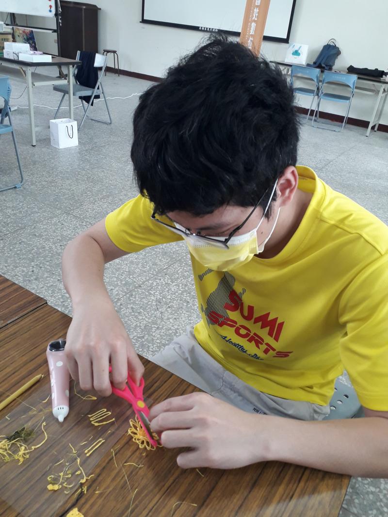 學員實際使用操作3D列印筆之情況