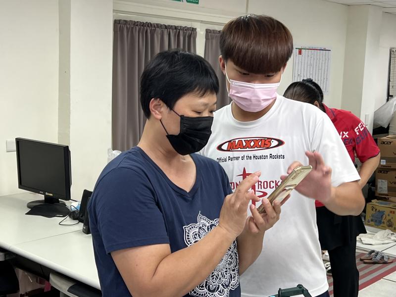 老師個別指導學員製作