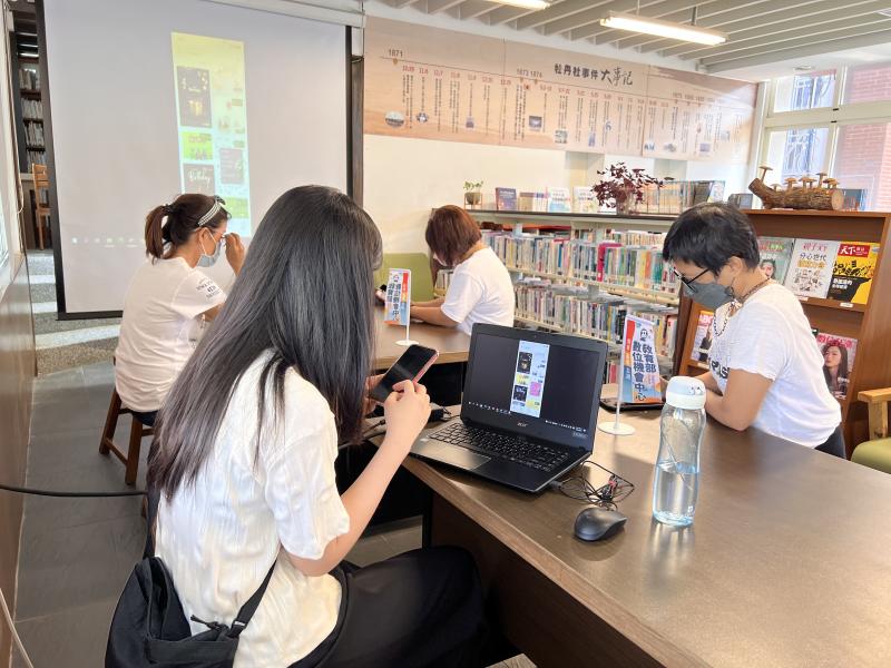 講師以線上模版，分析各式主題卡片設計的訣竅與設計知識。