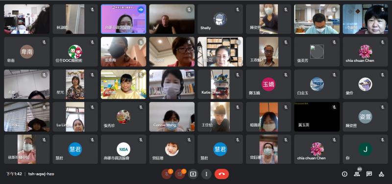 上課前與學員大合照，順道瞭解他們的年齡層，以便調整課程速度。