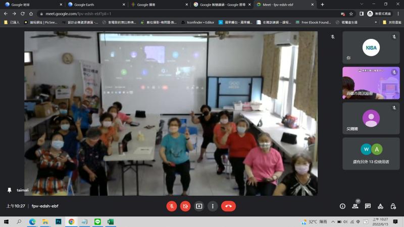 課程開始之前，線上與長輩聊天、合照，並說明今天課程Google的好處。