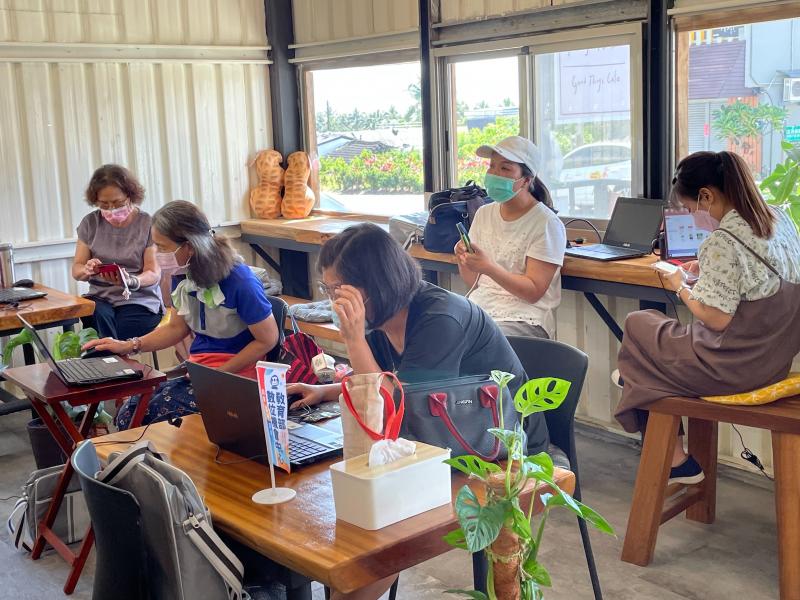 課堂中，學員們認真練習，即便電腦螢幕太小吃力，仍非常用心學習Google工具。
