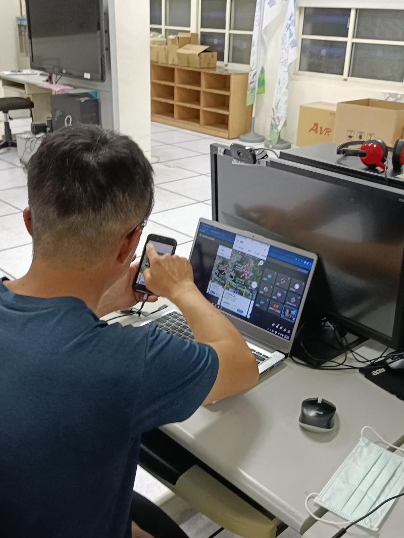 講師線上上課側拍照