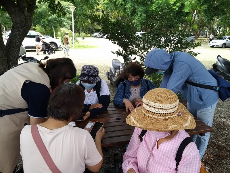 因為疫情的關係，我們把第二堂課拉到户外去上，讓大家在户外實際操作googlemap