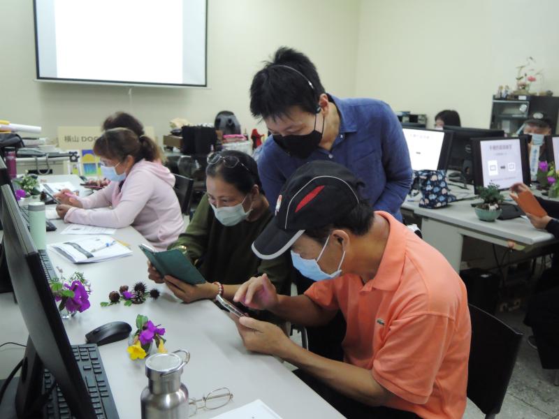 老師協助學員練習攝影的相關知識