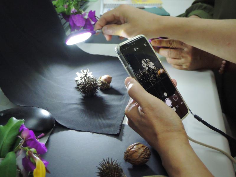同學利用手電筒練習逆光拍照