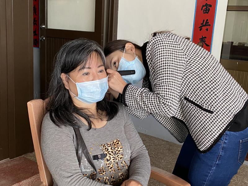 聽力師協助檢查學員的耳道