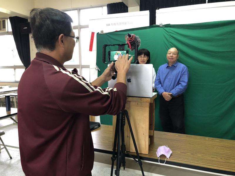 學員嘗試擔任主播練習講主播稿