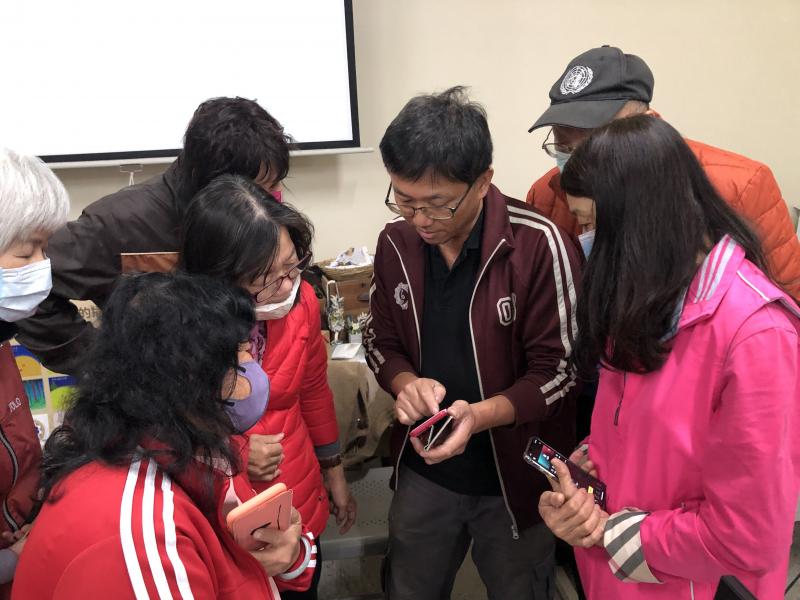 老師教學員操作手機