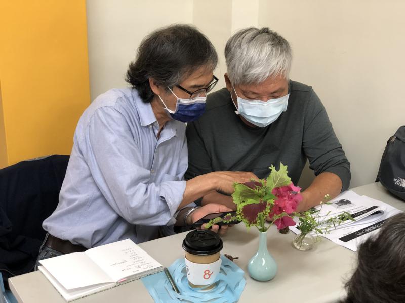 學員於課堂操作拍攝，練習對焦