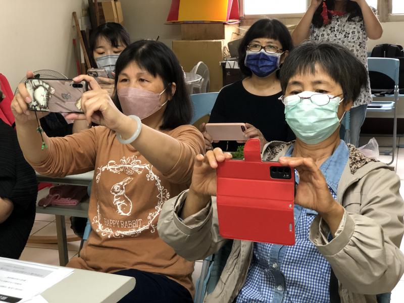 學員練習拿手機的動作