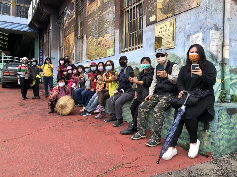 於關西老茶廠錦泰拍攝合照