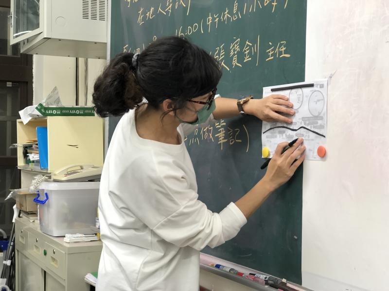 老師示範描繪地圖