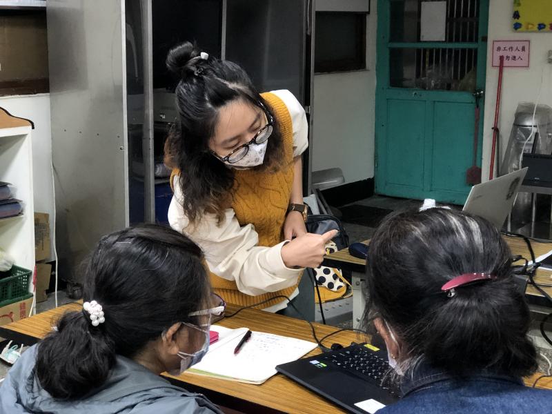 講師協助學員操作繪圖軟體製圖