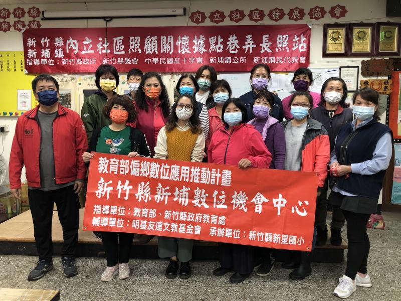 於內立社區拍攝合照