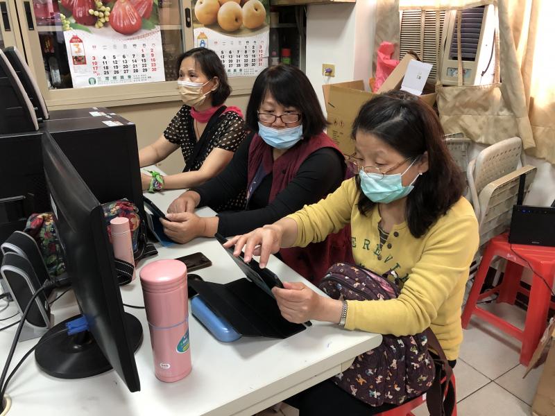 學員在平板上繪製動畫