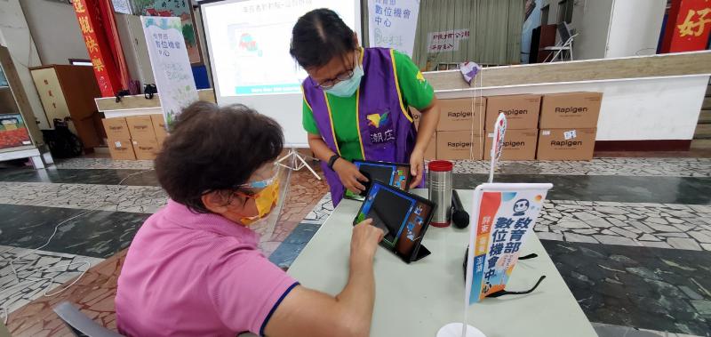 第一次學會用平板上網搜尋1966長照資訊又可以玩益智遊戲真的好棒喔!