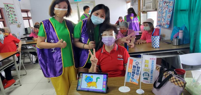 阿嬤說第一次學平板電腦，玩益智遊戲塗鴉樂，讓長輩不失智,這隻貓咪很可愛。