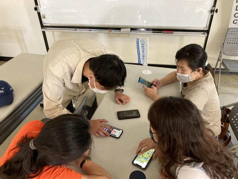 老師親切的與學員討論APP的操作應用