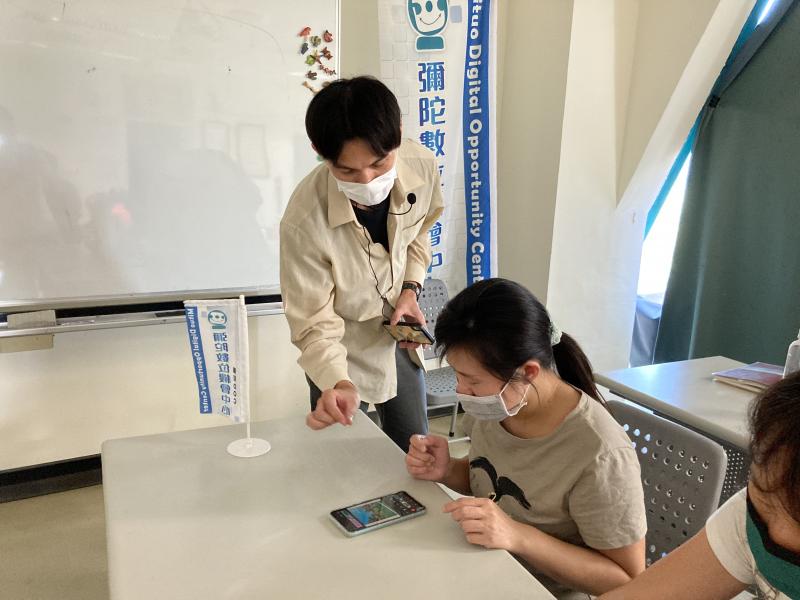 學員有任何問題，都會馬上詢問，請老師重新說明與操作