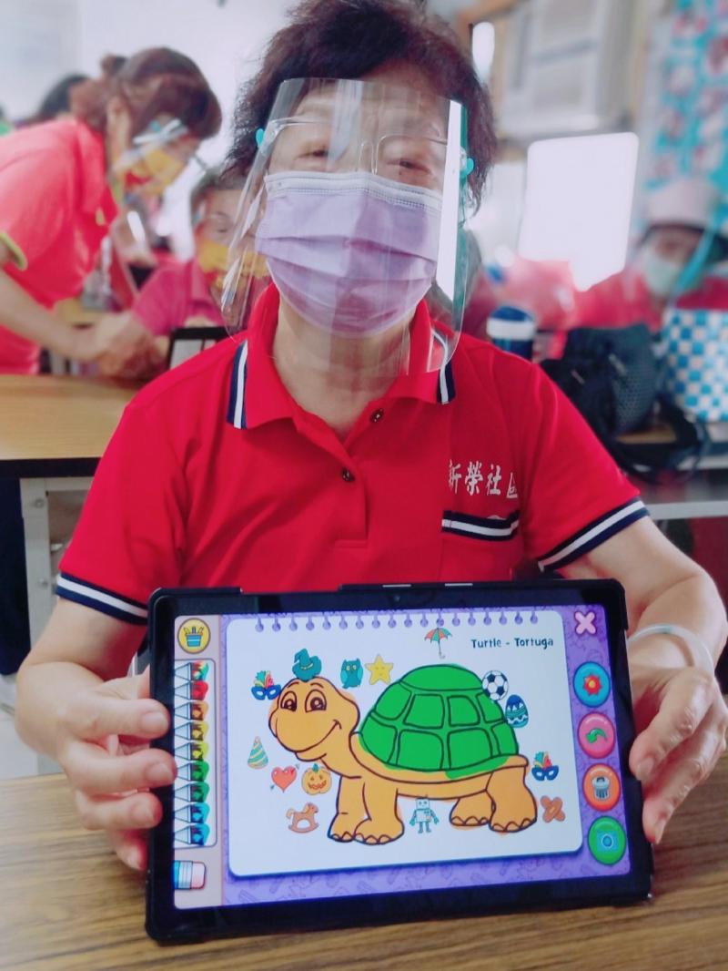 這是我用平班電腦塗鴉樂,一開始還不熟悉,後來就上手了,看看這隻烏龜可愛嗎