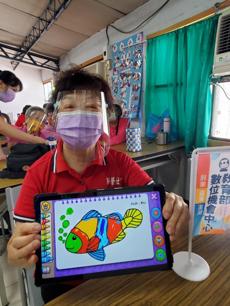我家也有養小丑魚,我最喜歡彩色,所以我很喜歡今天的課程,學會用平板畫畫