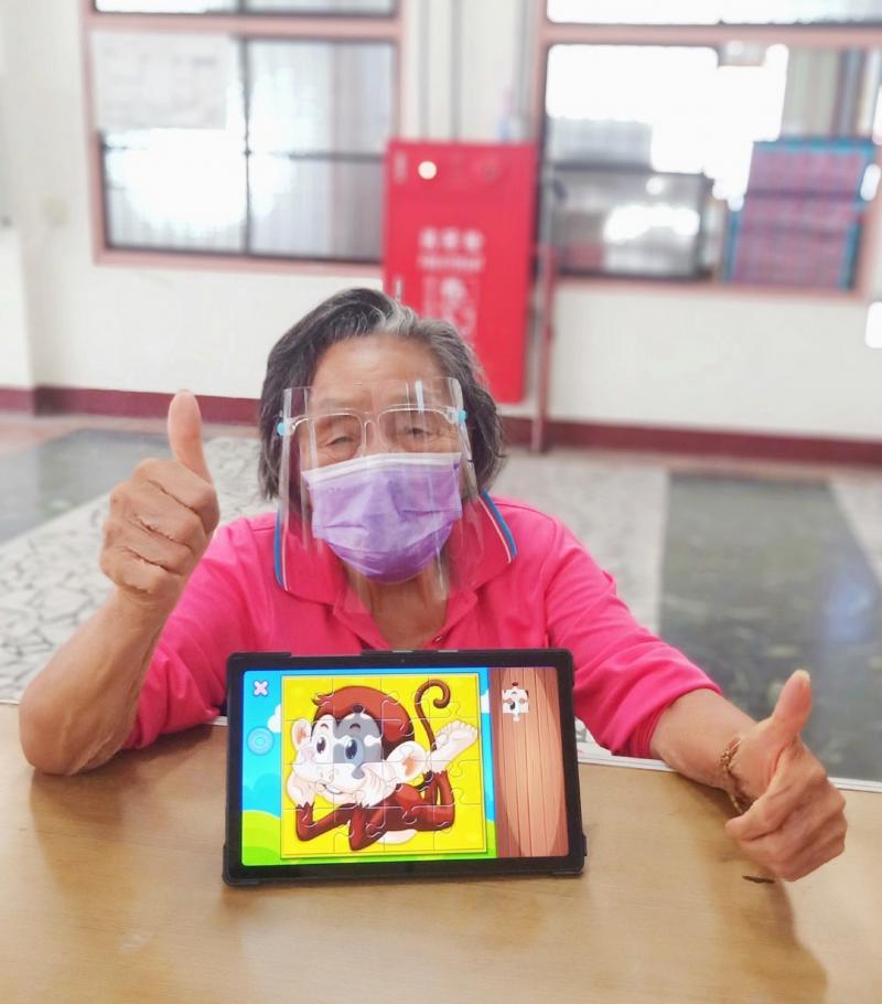 我今年82歲了想不到,還能和小孩子依樣,學習拼圖,而且還是用平板電腦,真的很新奇