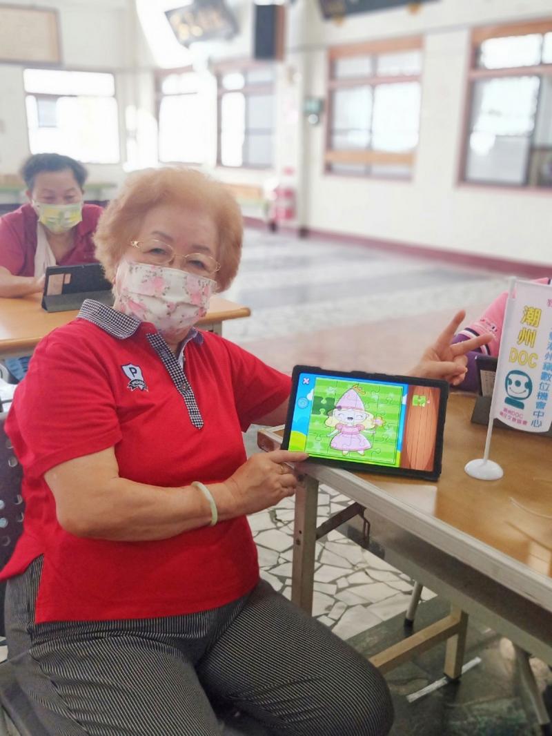 我拼這個娃娃,有些費力要很專心,還要想一想,如何才能完成,很有趣,下次還想上平板課