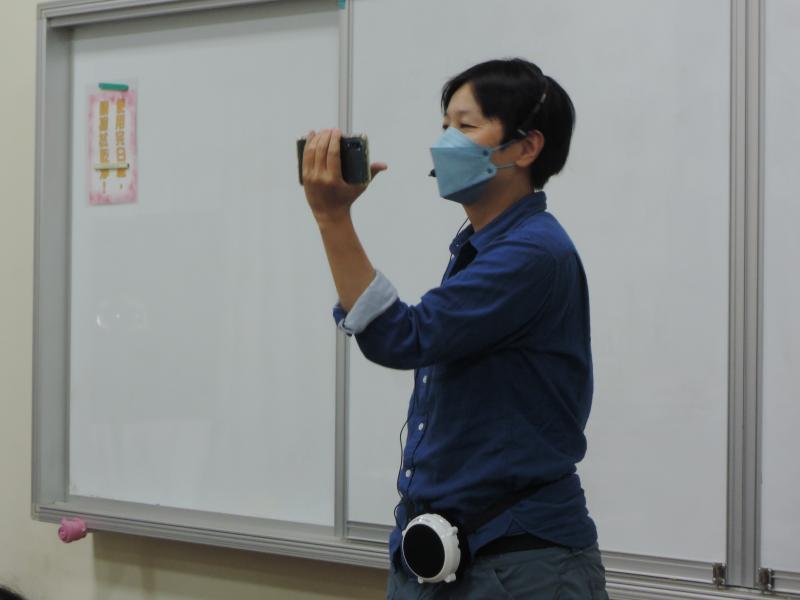 老師向學員介紹如何握好手機