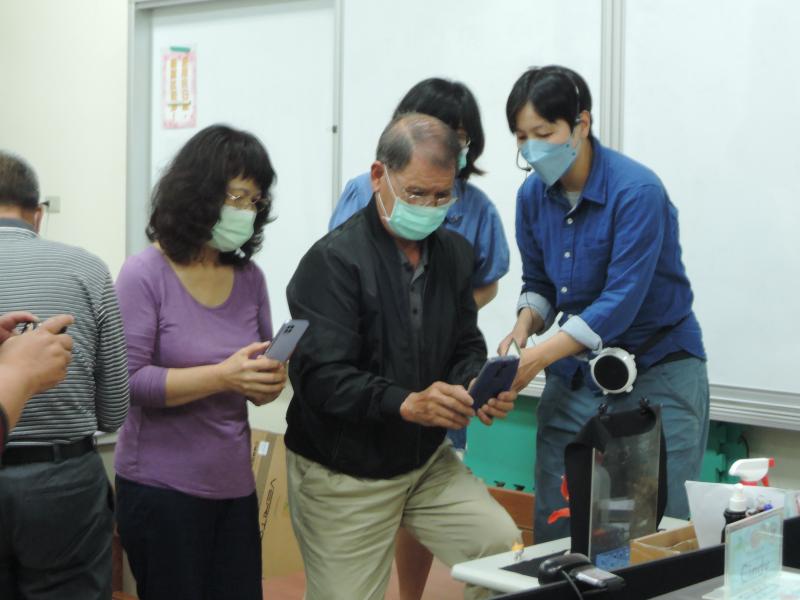 老師指導學員操作靜物拍攝