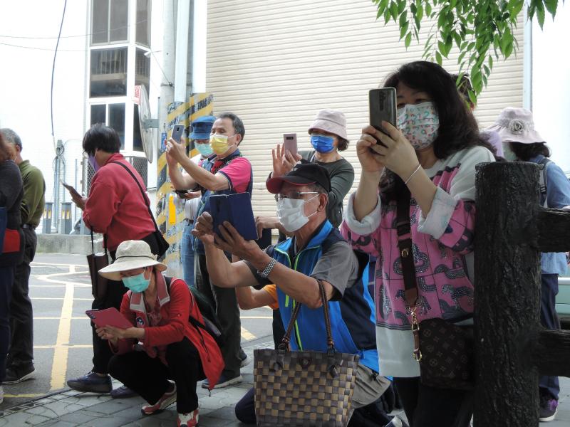 學員練習人像拍攝以及光線的調整