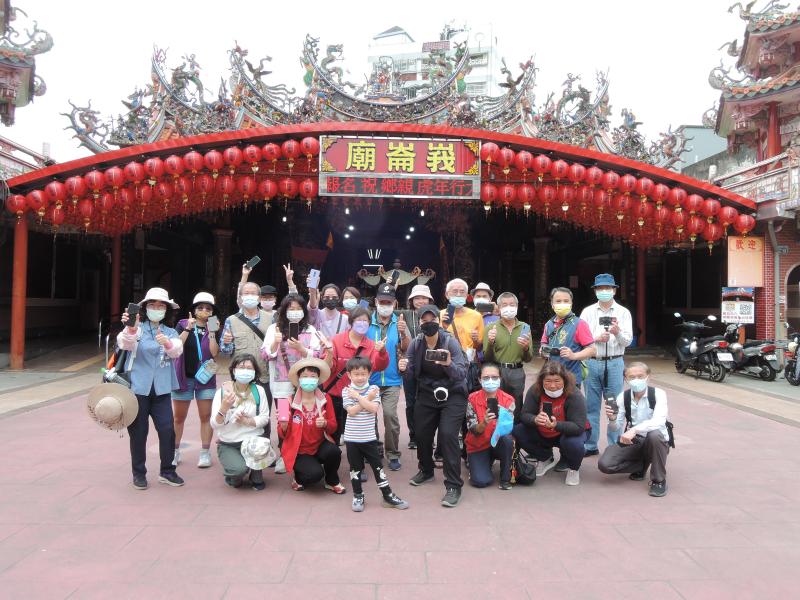 峨崙廟前卓蘭學員大合照