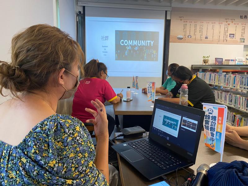 講師說明什麼是社群