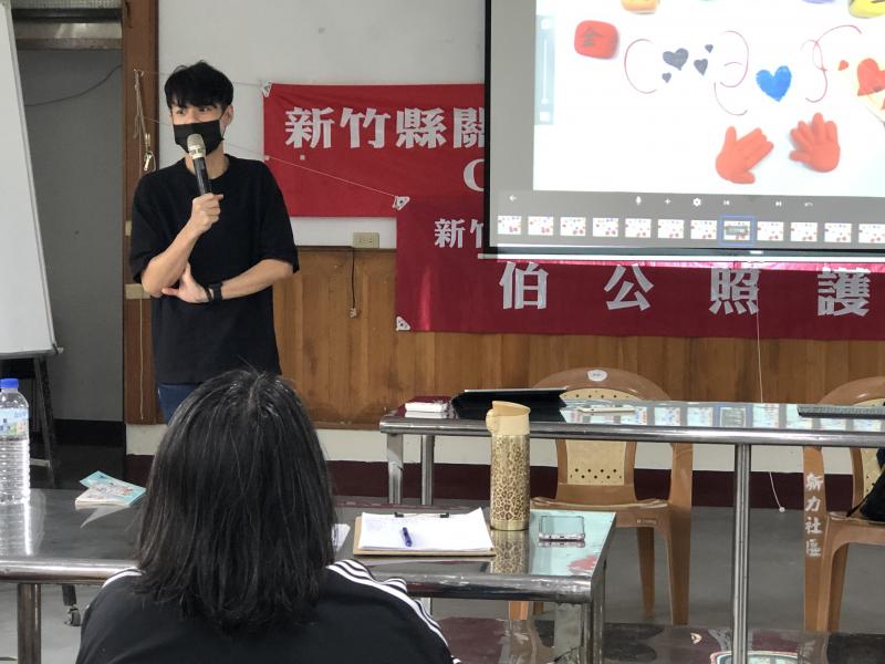 投影片講解並參考其他數位機會中心製作成果