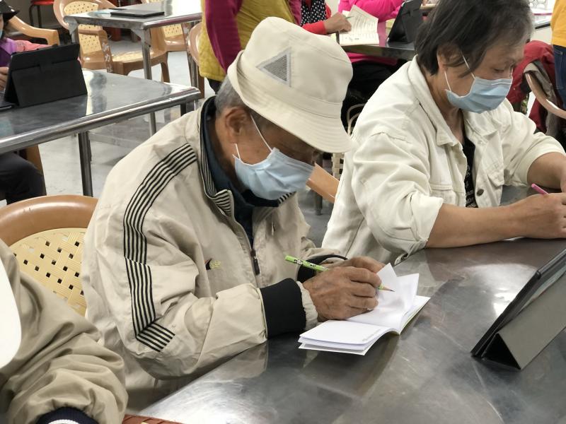 學員嘗試手繪建立動畫概念