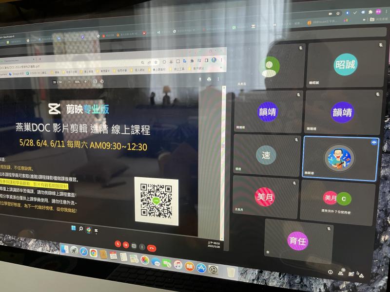 講師上課情形，並指導同學正確操作meet