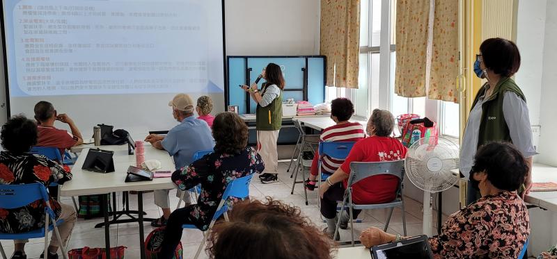 老師講解災害防治的重要觀念