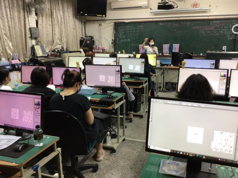 生活創意夯設計課程進行學員上課場景