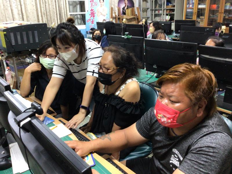 講師指導學員圖曾繪製修正與指導