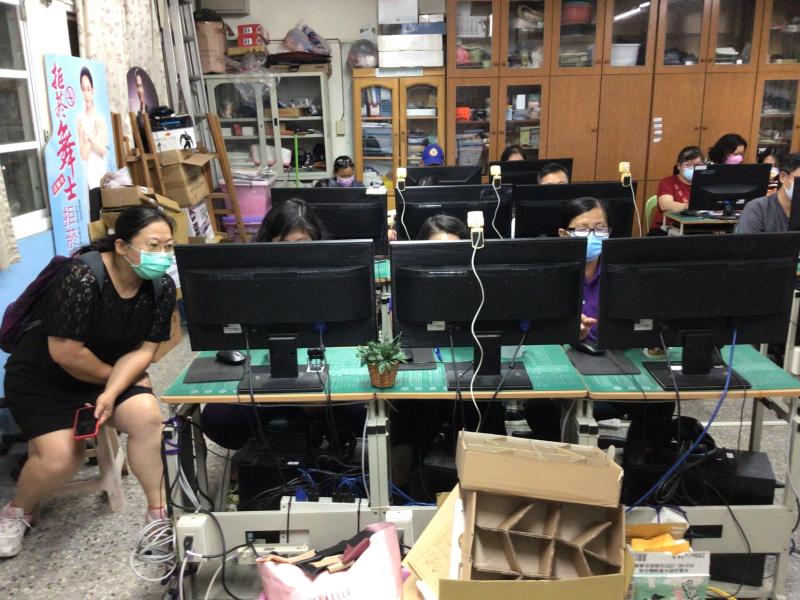 學員十分踴躍參與達人必學數位力-生活創意夯設計課程