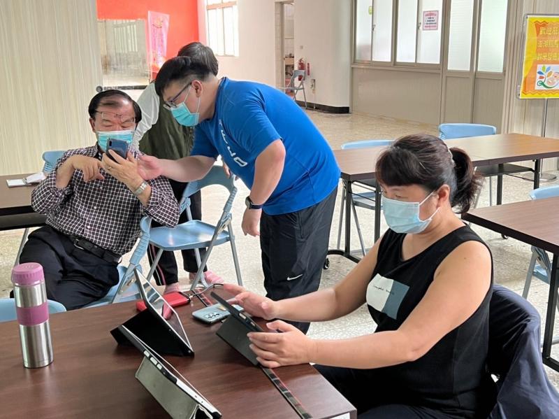 老師帶學員操作